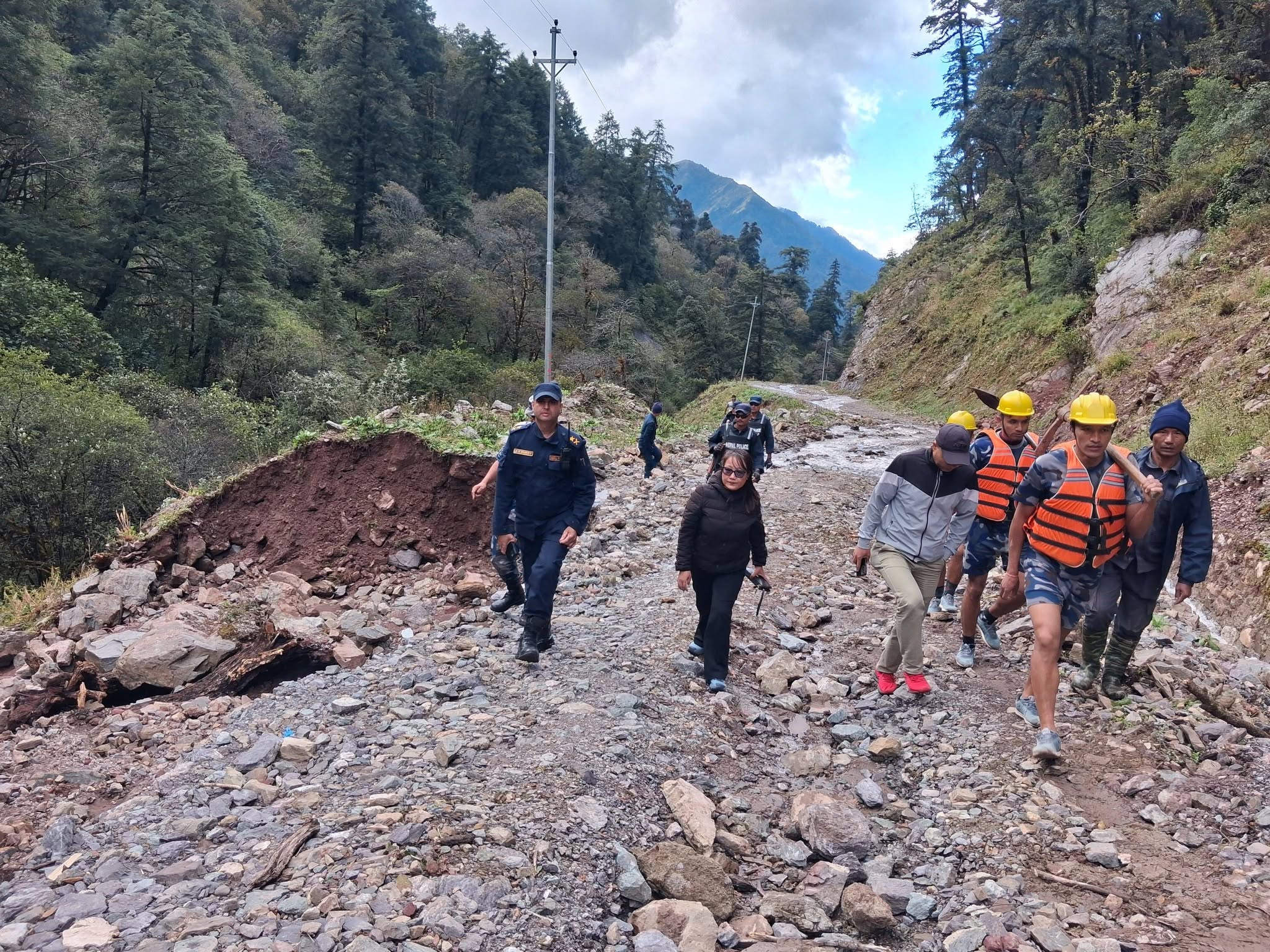 (क्षतिग्रष्त सडकको अनुगमन गर्नुहुँदै प्रमुख जिल्ला अधिकारी कोपिला राई लगायत । तस्बिर : जिल्ला प्रशासन कार्यालय रुकुमपूर्व)