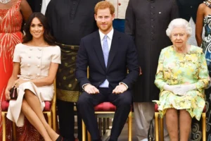 (मेघन मार्कल, राजकुमार ह्यारी र महारानी एलिजाबेथ २६ जुन २०१८ मा बकिंघम प्यालेसमा आयोजित 'क्विन्स योङ लिडर्स अवार्ड्स' समारोहमा सहभागी हुँदै। तस्वीर सौजन्य: जोन स्टिलवेल - डब्लु.पि.ए.)