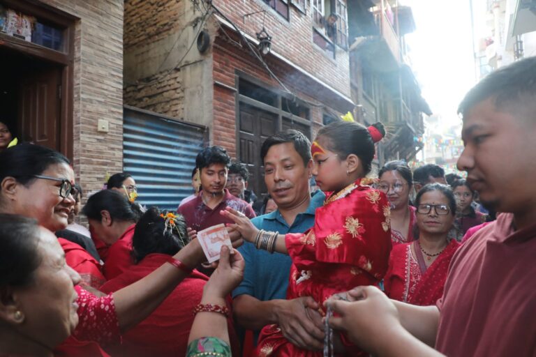 (सात दशकपछि थिमिमा जीवित देवी कुमारी जात्रा भक्तपुर, ४ कात्तिक: भक्तपुरको मध्यपुर थिमिमा बडादसैँका अवसरमा सञ्चालन गरिने जीवित देवी कुमारीको जात्रा । करिब सात दशकदेखि रोकिएको यो जात्रा बुधबार टीकाका दिन पुनः सञ्चालन गरिएको छ । बुवा सुरेश बज्राचार्यको मध्यपुर थिमि चपाचोस्थित घरबाट सुरु भएको जात्रा हात्तीमहाकाल, दुईपोखरी, लायकू, बालकुमारी परिक्रमापछि पुनः घरमै पुगेर समापन गरिएको थियो । तस्वीर: रत्न श्रेष्ठ-रासस)
