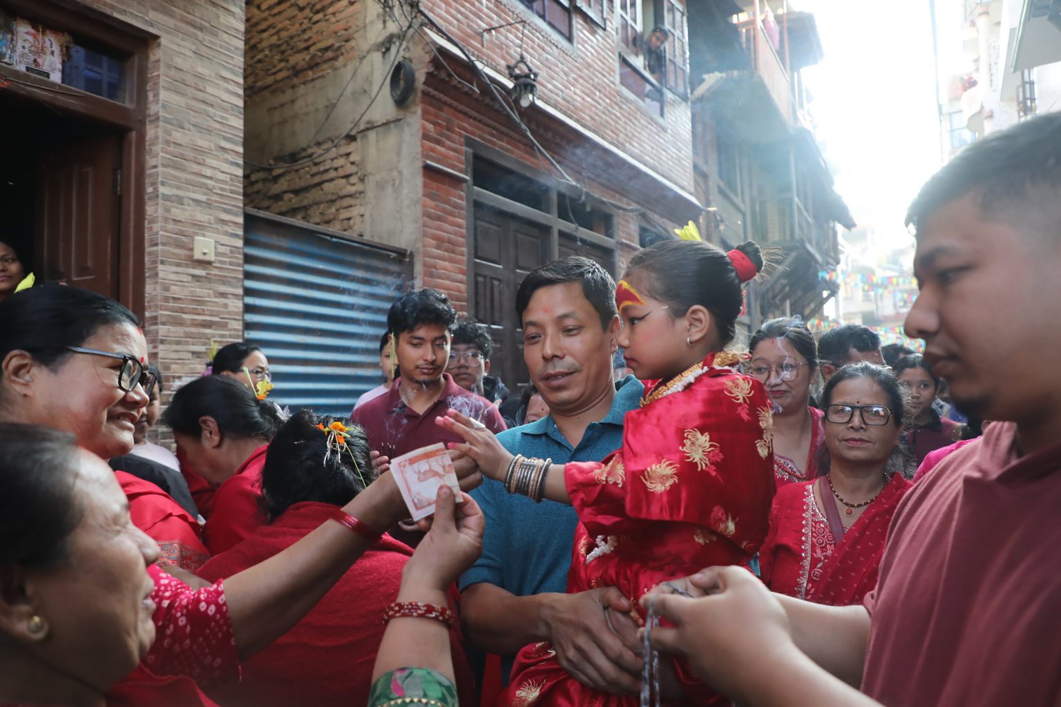 (सात दशकपछि थिमिमा जीवित देवी कुमारी जात्रा भक्तपुर, ४ कात्तिक: भक्तपुरको मध्यपुर थिमिमा बडादसैँका अवसरमा सञ्चालन गरिने जीवित देवी कुमारीको जात्रा । करिब सात दशकदेखि रोकिएको यो जात्रा बुधबार टीकाका दिन पुनः सञ्चालन गरिएको छ । बुवा सुरेश बज्राचार्यको मध्यपुर थिमि चपाचोस्थित घरबाट सुरु भएको जात्रा हात्तीमहाकाल, दुईपोखरी, लायकू, बालकुमारी परिक्रमापछि पुनः घरमै पुगेर समापन गरिएको थियो । तस्वीर: रत्न श्रेष्ठ-रासस)