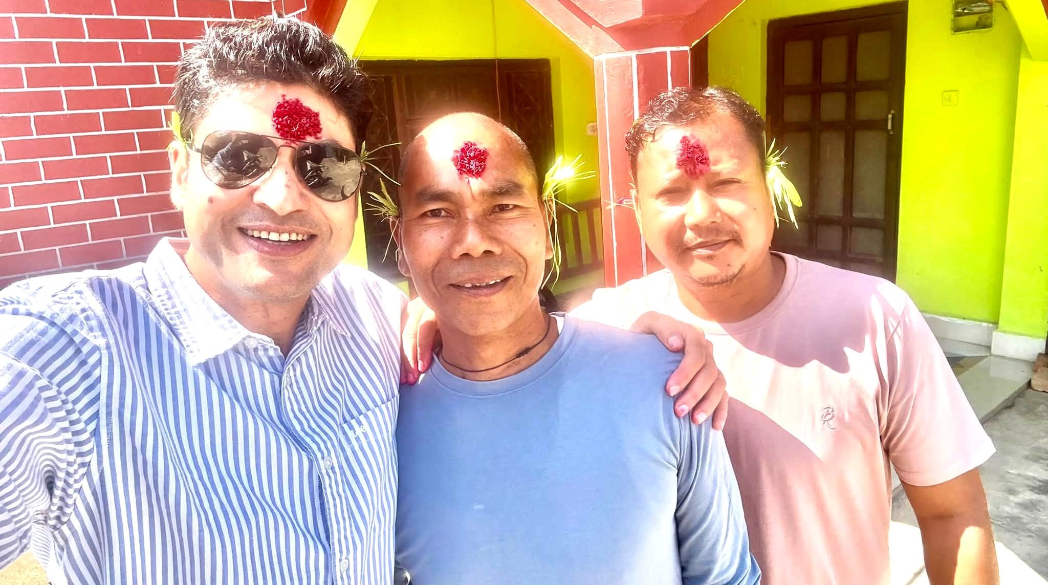 (हिन्दु मान्यजनबाट दसैंको टीका लगाएपछि मुस्लिम अगुवा मन्सुरी । तस्बिरः सिराज खान)