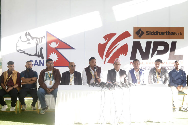 क्यानको पत्रकार सम्मेलन 
काठमाडौँ, ८ कात्तिक : 
नेपाल क्रिकेट सङ्घ (क्यान) ले कीर्तिपुरस्थित त्रिवि क्रिकेट मैदानमा आयोजना गर्ने 'नेपाल प्रिमियर लिग' (एनपिएल) सम्बन्धी जानकारी दिन आइतबार आयोजित पत्रकार सम्मेलनमा पदाधिकारीहरू । तस्बिर : किरणराज विष्ट/रासस