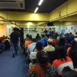 (मलेसियास्थित नेपाली कन्सुलर नियोगमा आफ्नो पालोको प्रतीक्षा गरिरहेका नेपाली आप्रवासी कामदारहरू। तश्वीर: 
वसन्त कार्की-आइएलओ)